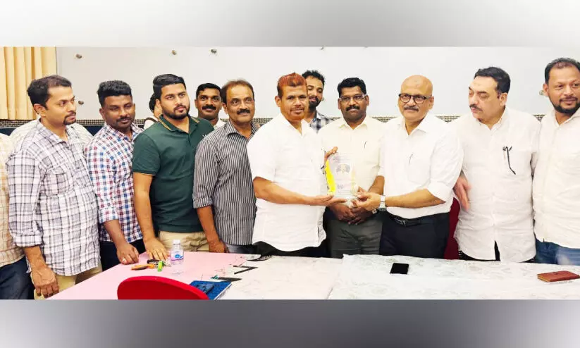 പനോലൻ അബ്ദുൽ കരീമിന് അമരമ്പലം കെ.എം.സി.സി യാത്രയയപ്പ് നൽകി പനോലൻ അബ്ദുൽ കരീമിന് അമരമ്പലം കെ.എം.സി.സി യാത്രയയപ്പ് നൽകി