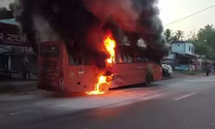 ആറ്റിങ്ങലിൽ സ്വിഫ്റ്റ് ബസിന് തീപിടിച്ചു; ബസിലുണ്ടായിരുന്നത് 30 ഓളം യാത്രക്കാർ, ആർക്കും പരിക്കില്ല