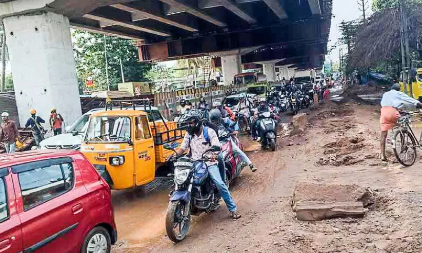 ഉയരപ്പാത നിർമാണം; കനത്ത മഴയിൽ ഗതാഗതക്കുരുക്ക് രൂക്ഷം ഉയരപ്പാത നിർമാണം; കനത്ത മഴയിൽ ഗതാഗതക്കുരുക്ക് രൂക്ഷം