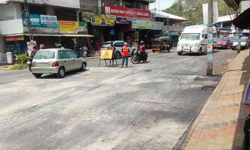 കറുകച്ചാൽ-മണിമല റോഡ് നവീകരണം; നിയന്ത്രണം പാലിക്കാതെ വാഹനങ്ങൾ കറുകച്ചാൽ-മണിമല റോഡ് നവീകരണം; നിയന്ത്രണം പാലിക്കാതെ വാഹനങ്ങൾ