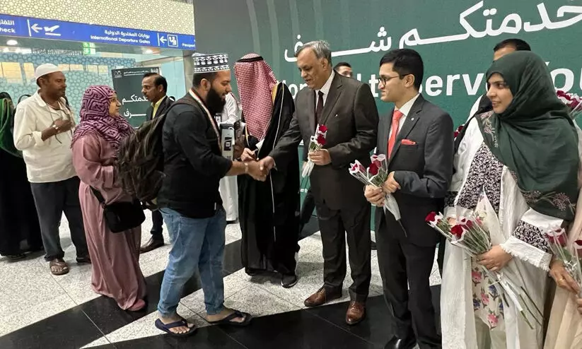 ആദ്യ ഹജ്ജ് സംഘം സൗദിയിലെത്തി; ഇന്ത്യൻ തീർഥാടർക്ക് മദീനയിൽ ഊഷ്മള സ്വീകരണം ആദ്യ ഹജ്ജ് സംഘം സൗദിയിലെത്തി; ഇന്ത്യൻ തീർഥാടർക്ക് മദീനയിൽ ഊഷ്മള സ്വീകരണം