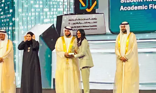 ശൈ​ഖ്​ ഹം​ദാ​ൻ അ​വാ​ർ​ഡ് അ​പ​ർ​ണ അ​നി​ൽ നാ​യ​ർ​ക്ക് സ​മ്മാ​നി​ച്ചു