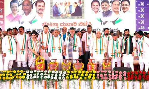 പൊ​തു​വേ​ദി​യി​ൽ എ​സ്.​പി​ക്കു​നേ​രെ കൈ​യോ​ങ്ങി മു​ഖ്യ​മ​ന്ത്രി