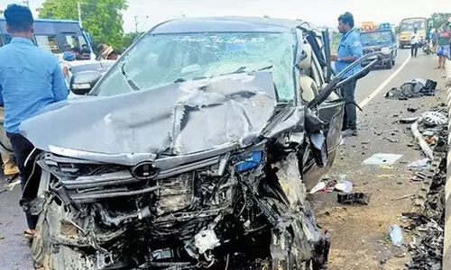 കാറപകടത്തിൽ കുടുംബത്തിലെ ഏഴുപേർ മരിച്ചു