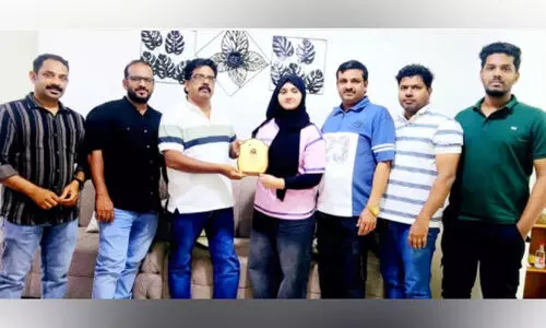 ഫെ​ല്ല മെ​ഹ​കി​നെ പേ​ങ്ങാ​ട് കെ.​എം.​സി.​സി ആ​ദ​രി​ച്ചു