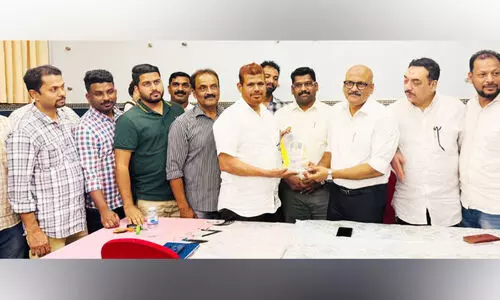 പ​നോ​ല​ൻ അ​ബ്​​ദു​ൽ ക​രീ​മി​ന് അ​മ​ര​മ്പ​ലം കെ.​എം.​സി.​സി യാ​ത്ര​യ​യ​പ്പ് ന​ൽ​കി