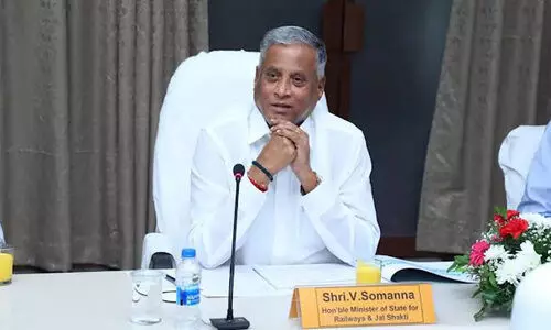 റെ​യി​ൽ​വേ പ​രീ​ക്ഷാ​ർ​ഥി​ക​ളു​ടെ പൂ​ണൂ​ൽ അ​ഴി​പ്പി​ക്ക​രു​ത്-​റെ​യി​ൽ​വേ സ​ഹ​മ​ന്ത്രി