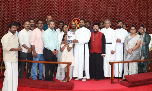 റ​വ. മാ​ത്യു ചാ​ക്കോ​ക്ക് യാ​ത്ര​യ​യ​പ്പ് ന​ൽ​കി