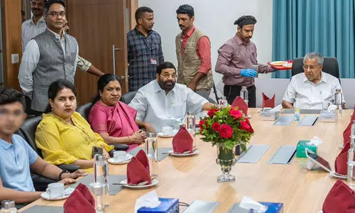 കുടുംബവുമൊത്ത് മുഖ്യമന്ത്രി വിഴിഞ്ഞത്തെത്തിയത് വിവാദത്തിൽ; അനൗദ്യോഗിക സന്ദർശനമെന്ന് വിശദീകരണം കുടുംബവുമൊത്ത് മുഖ്യമന്ത്രി വിഴിഞ്ഞത്തെത്തിയത് വിവാദത്തിൽ; അനൗദ്യോഗിക സന്ദർശനമെന്ന് വിശദീകരണം