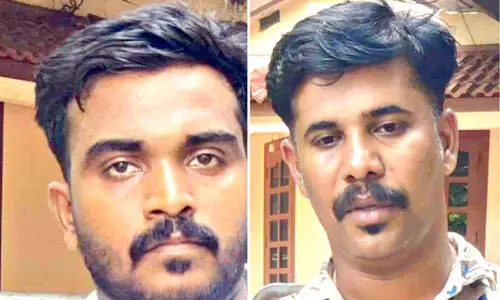 കാ​റി​ൽ ക​ട​ത്തി​യ 270 കു​പ്പി മ​ദ്യം പി​ടി​കൂ​ടി; ര​ണ്ടു​പേ​ർ പി​ടി​യി​ൽ