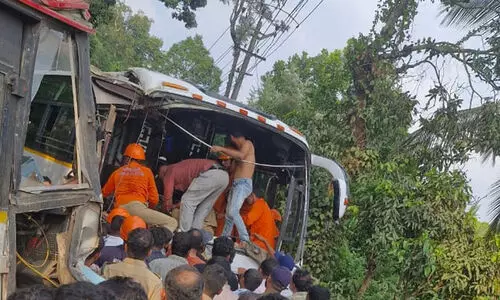 മാനന്തവാടിയിൽ കർണാടക ആർ.ടി.സി ബസും ടൂറിസ്റ്റ് ബസും കൂട്ടിയിടിച്ച് നിരവധി പേർക്ക് പരിക്ക്
