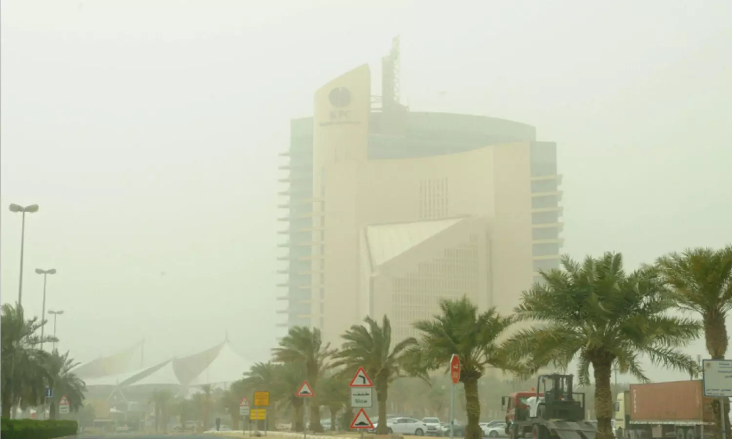 കാ​ലാ​വ​സ്ഥാ മാ​റ്റം പൊ​ടി​പ​ട​ല​ത്തി​നും മ​ഴ​ക്കും സാ​ധ്യ​ത