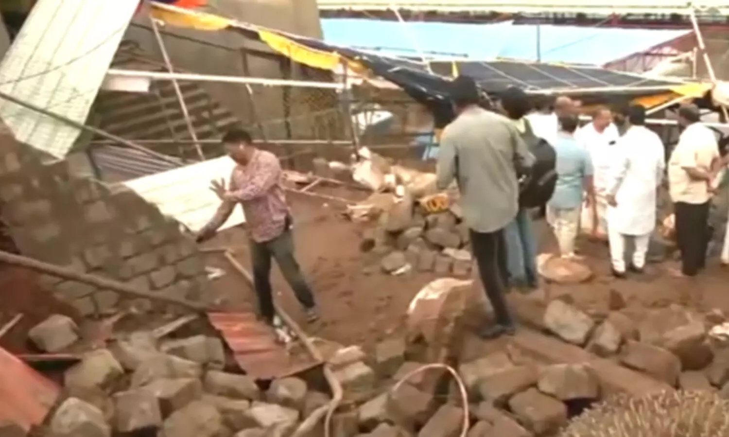 ആന്ധ്രപ്രദേശിൽ ക്ഷേത്ര മതിൽ ഇടിഞ്ഞുവീണ് എട്ടു പേർ മരിച്ചു