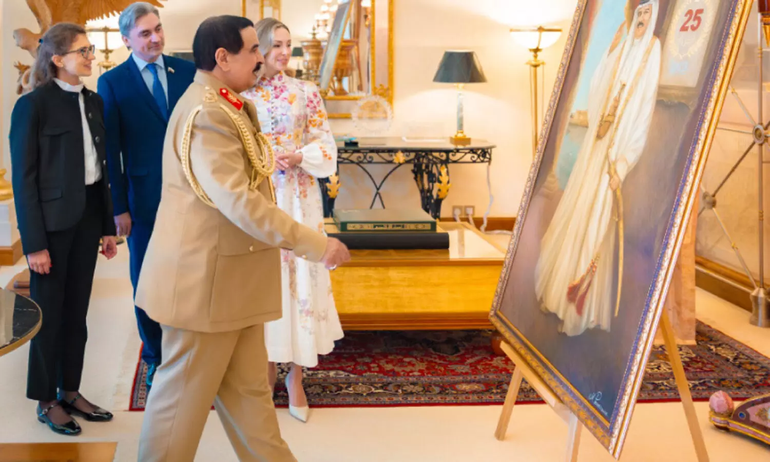 റ​ഷ്യ​ൻ ചി​ത്ര​കാ​രി മ​റീ​ന റൊ​മാ​ഖി​ന​യെ സ്വീ​ക​രി​ച്ച് ഹ​മ​ദ് രാ​ജാ​വ്