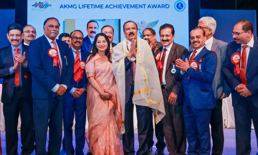 ഡോ. ​ആ​സാ​ദ് മൂ​പ്പ​ന്​ ലൈ​ഫ് ടൈം ​അ​ച്ചീ​വ്‌​മെ​ന്‍റ്​ അ​വാ​ര്‍ഡ്