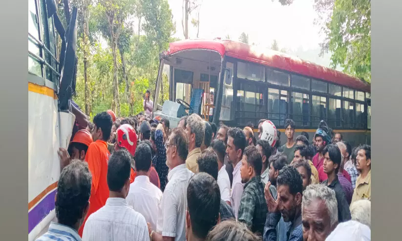 കർണാടക ട്രാൻസ്പോർട്ട്, ടൂറിസ്റ്റ് ബസുകൾ കൂട്ടിയിടിച്ച് 47 പേർക്ക് പരിക്ക് കർണാടക ട്രാൻസ്പോർട്ട്, ടൂറിസ്റ്റ് ബസുകൾ കൂട്ടിയിടിച്ച് 47 പേർക്ക് പരിക്ക്