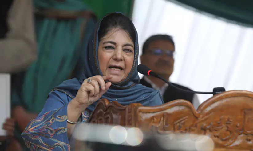 ഹിന്ദുക്കൾക്ക് ജയ് ശ്രീരാം പോലെ തന്നെയാണ് മുസ്ലിംകൾക്ക് അല്ലാഹു അക്ബർ; സ്വിപ് ലൈൻ ഓപറേറ്ററെ സംശയമുനയിൽ നിർത്തുന്നതിനെതിരെ മെഹബൂബ മുഫ്തി ഹിന്ദുക്കൾക്ക് ജയ് ശ്രീരാം പോലെ തന്നെയാണ് മുസ്ലിംകൾക്ക് അല്ലാഹു അക്ബർ; സ്വിപ് ലൈൻ ഓപറേറ്ററെ സംശയമുനയിൽ നിർത്തുന്നതിനെതിരെ മെഹബൂബ മുഫ്തി