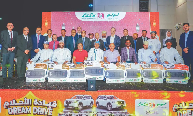 ലു​ലു ഡ്രീം ​ഡ്രൈ​വ് 2025; സ​മ്മാ​ന​ങ്ങ​ൾ വി​ത​ര​ണം ചെ​യ്തു