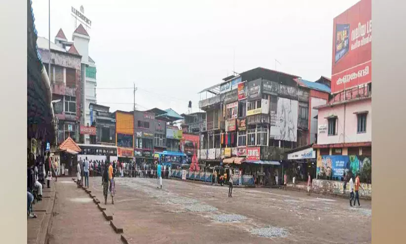 പകരം സംവിധാനമില്ലാതെ ബസ് സ്റ്റാൻഡ് അടച്ചു; ജനം ദുരിതത്തിൽ