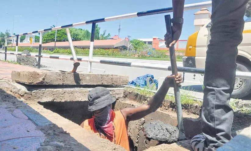 കോർപറേഷൻ കൗൺസിലിൽ തർക്കം യോഗം വിളിക്കേണ്ടത്‌ ആര്‌?