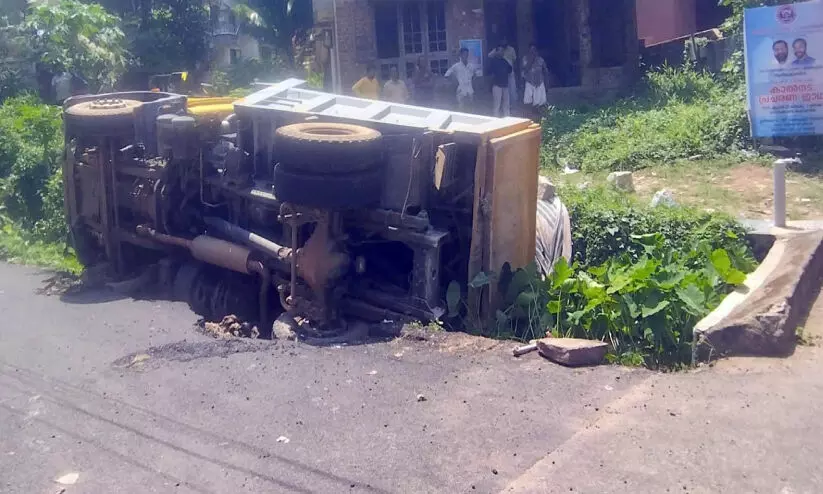 കരിങ്കല്ലുമായി വന്ന ടിപ്പർ തോട്ടിലേക്ക് മറിഞ്ഞു