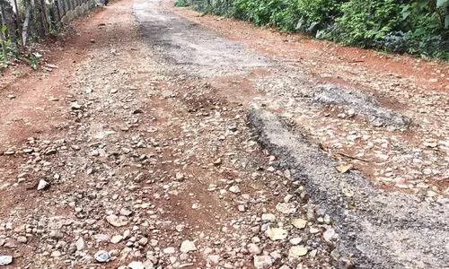 റോഡ്​ തകർന്നു; സർവിസ് ഉപേക്ഷിച്ചത് 11 ബസുകൾ