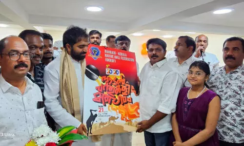 ബി.​കെ.​എ​ൻ.​ബി.​എ​ഫ് നാ​ട​ൻ പ​ന്ത് ക​ളി മ​ത്സ​ര​ത്തി​ന്റെ പോ​സ്റ്റ​ർ പ്ര​കാ​ശ​നം ചാ​ണ്ടി ഉ​മ്മ​ൻ എം.​എ​ൽ.​എ നി​ർ​വ​ഹി​ച്ചു