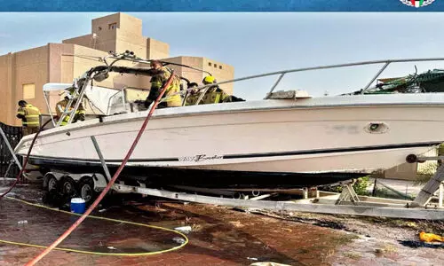 ബോ​ട്ടി​ലു​ണ്ടാ​യ തീ​പി​ടിത്ത​ത്തി​ൽ ര​ണ്ടു​പേ​ർ​ക്ക് പ​രി​ക്ക്