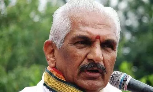 സ്വയ രക്ഷക്കായി ഹിന്ദുക്കൾ വാൾ കരുതണം; മക്കളുടെ വാനിറ്റി ബാഗില്‍ പൗഡറിനു പകരം കത്തി ഉറപ്പാക്കണം  -ആർ.എസ്.എസ് നേതാവ്