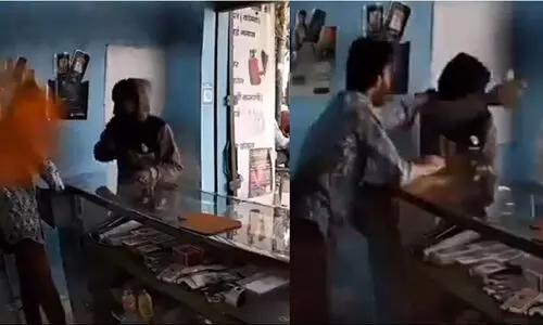 19 രൂപക്ക് റീചാർച് ചെയ്യാനെത്തിയയാൾ മൊബൈൽ കട ഉടമയുടെ കണ്ണിൽ മുളകുപൊടി എറിഞ്ഞ് 50,000 രൂപയുമായി കടന്നു -VIDEO 19 രൂപക്ക് റീചാർച് ചെയ്യാനെത്തിയയാൾ മൊബൈൽ കട ഉടമയുടെ കണ്ണിൽ മുളകുപൊടി എറിഞ്ഞ് 50,000 രൂപയുമായി കടന്നു -VIDEO