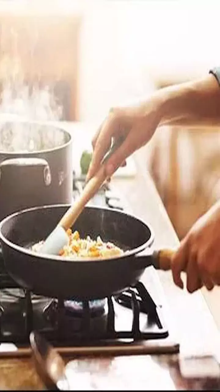 പാചകത്തിൽ ഈ  തെറ്റുകൾ ഒഴിവാക്കിയില്ലെങ്കിൽ പണി കിട്ടും!