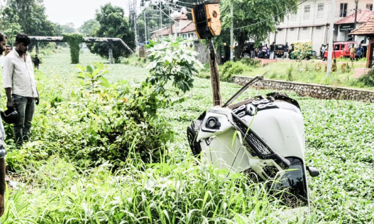 നിർത്തിയിട്ട കാർ പിന്നോട്ടുരുണ്ട്​ തോട്ടിൽ വീണു