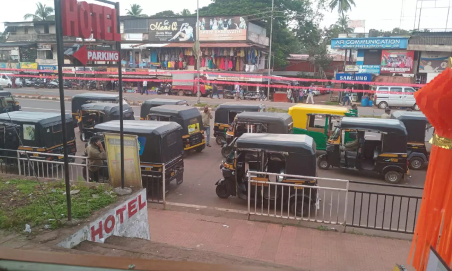 പാർക്കിങിൽ വലഞ്ഞ് ജനം