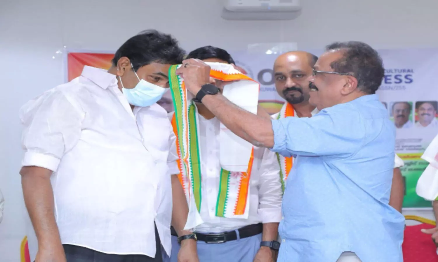 ജി​ല്ല ക​മ്മി​റ്റി ഭാ​ര​വാ​ഹി​ക​ളെ ഒ.​ഐ.​സി.​സി ആ​ദ​രി​ച്ചു