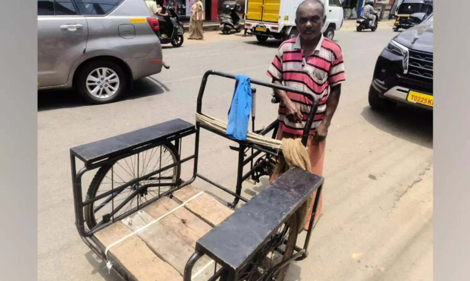 ഇ​ന്ന് തൊ​ഴി​ലാ​ളി ദി​നം; മു​ച്ച​ക്ര വ​ണ്ടി​യി​ൽ വേ​ണു​വി​ന്‍റെ ജീ​വി​ത യാ​ത്ര​ക്ക് നാ​ലു പ​തി​റ്റാ​ണ്ട്