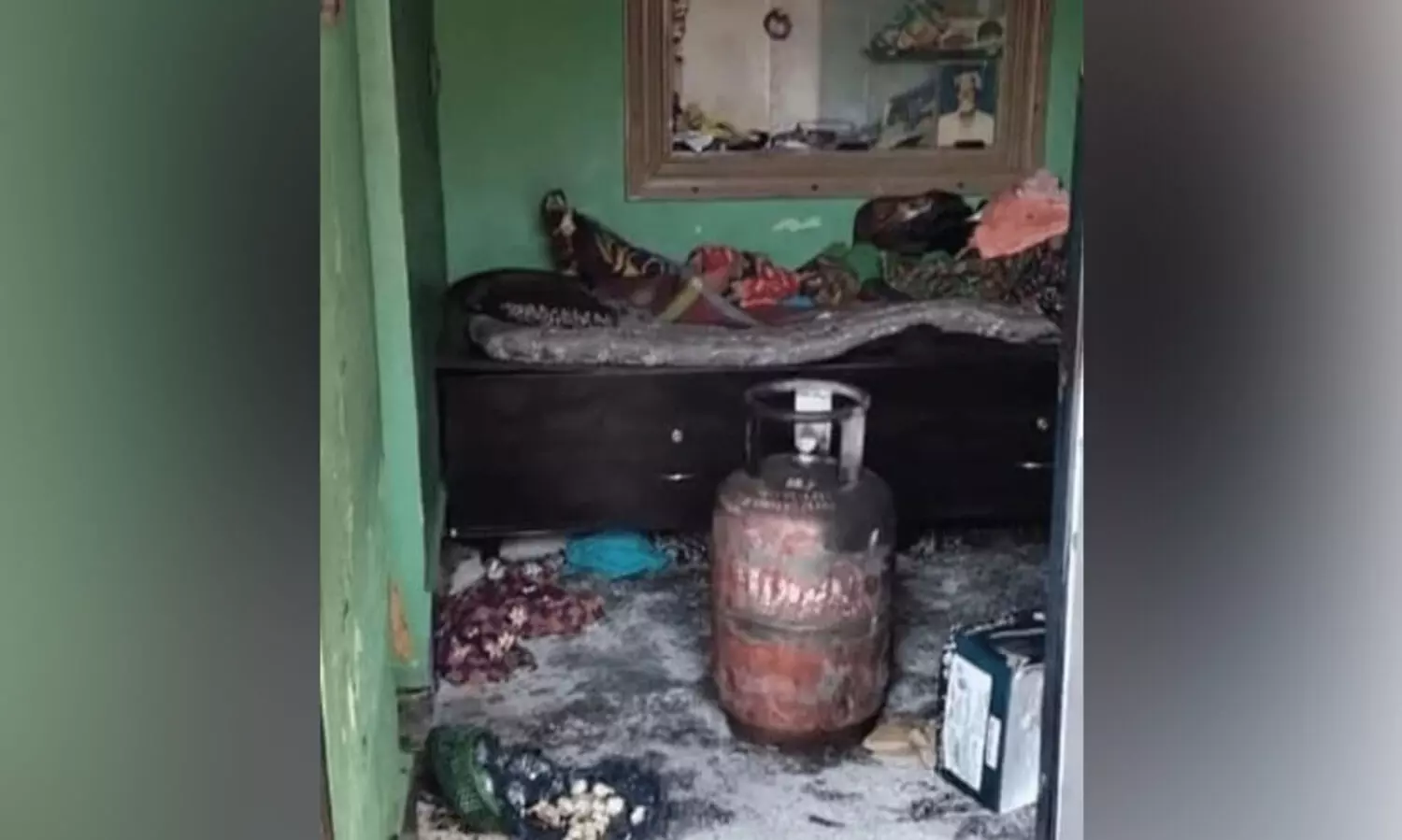 ഗ്യാസ് സിലിണ്ടർ ചോർന്നു ; വീടിന് തീപിടിച്ച് രണ്ടു പേർ വെന്തുമരിച്ചു