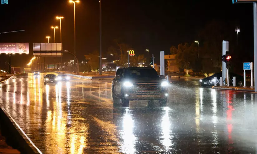 സൗ​ദി​യി​ൽ വ​രും ദി​വ​സ​ങ്ങ​ളി​ൽ മ​ഴ​ക്കും പൊ​ടി​ക്കാ​റ്റി​നും സാ​ധ്യ​ത