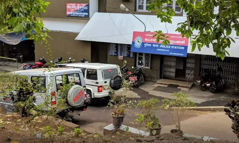 നേ​രി​ട്ടെ​ത്തി​യാ​ലേ കേ​സെ​ടു​ക്കൂ എ​ന്ന് പൊ​ലീ​സ്; മ​ർ​ദ​ന​മേ​റ്റ വ്യാ​പാ​രി ആം​ബു​ല​ൻ​സി​ൽ സ്റ്റേ​ഷ​നി​ലെ​ത്തി