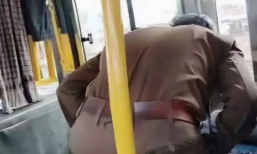 കർണാടക ആ.ർ.ടി.സി ബസിൽ നമസ്കരിച്ച ഡ്രൈവർക്കെതിരെ അന്വേഷണം കർണാടക ആ.ർ.ടി.സി ബസിൽ നമസ്കരിച്ച ഡ്രൈവർക്കെതിരെ അന്വേഷണം