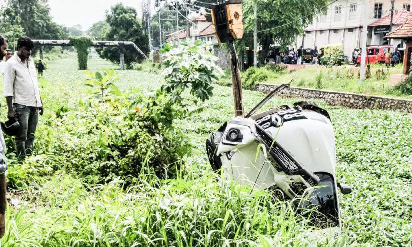 നിർത്തിയിട്ട കാർ പിന്നോട്ടുരുണ്ട് തോട്ടിൽ വീണു നിർത്തിയിട്ട കാർ പിന്നോട്ടുരുണ്ട് തോട്ടിൽ വീണു