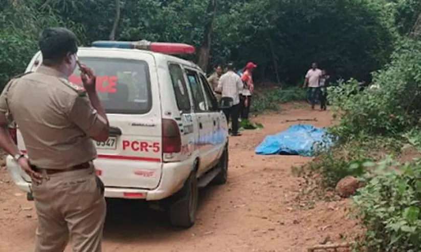 മംഗളൂരു ആൾക്കൂട്ട കൊല: ഇൻസ്പെക്ടർ ഉൾപ്പെടെ മൂന്ന് പൊലീസുകാർക്ക് സസ്പെൻഷൻ മംഗളൂരു ആൾക്കൂട്ട കൊല: ഇൻസ്പെക്ടർ ഉൾപ്പെടെ മൂന്ന് പൊലീസുകാർക്ക് സസ്പെൻഷൻ