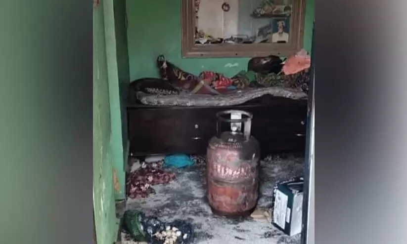 ഗ്യാസ് സിലിണ്ടർ ചോർന്നു ; വീടിന് തീപിടിച്ച് രണ്ടു പേർ വെന്തുമരിച്ചു ഗ്യാസ് സിലിണ്ടർ ചോർന്നു ; വീടിന് തീപിടിച്ച് രണ്ടു പേർ വെന്തുമരിച്ചു