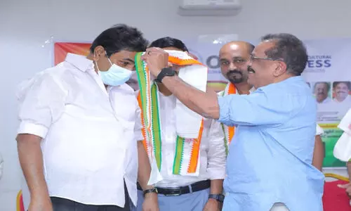 ജി​ല്ല ക​മ്മി​റ്റി ഭാ​ര​വാ​ഹി​ക​ളെ ഒ.​ഐ.​സി.​സി ആ​ദ​രി​ച്ചു