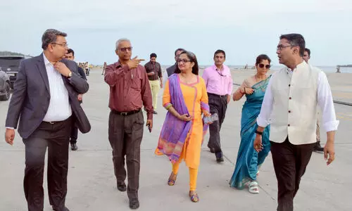 വി​ഴി​ഞ്ഞം തു​റ​മു​ഖം ക​​ണ്ടെ​യ്​​ന​ർ നീ​ക്കം വി​ജ​യ​ക​രം; കാ​ത്തി​രി​പ്പ്​ റെ​യി​ല്‍, റോ​ഡ്​ ക​ണ​ക്​​ടി​വി​റ്റി​ക്കാ​യി...