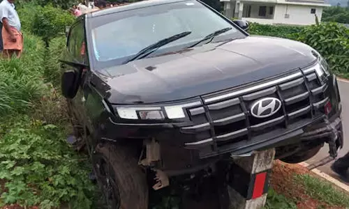 മുത്തശ്ശിയോടൊപ്പം നടന്ന് പോകുന്നതിനിടെ നിയന്ത്രണം വിട്ട കാറിടിച്ചു; മൂന്നു വയസുകാരിക്ക് ദാരുണാന്ത്യം