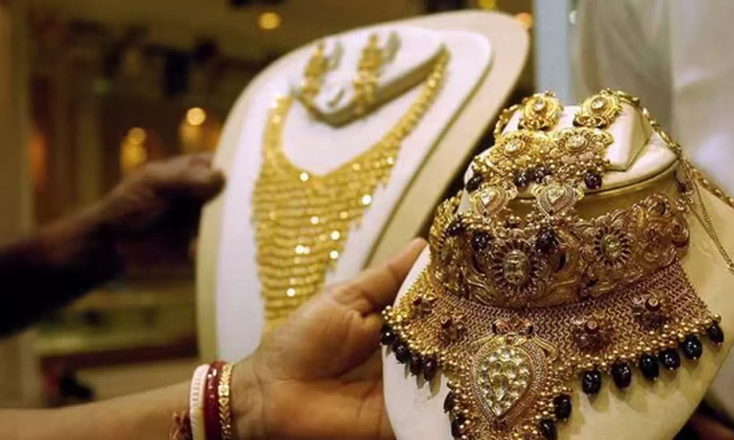 കേരളത്തിൽ സ്വർണവിലയിൽ മാറ്റമില്ല; ലോകവിപണിയിൽ കൂടി