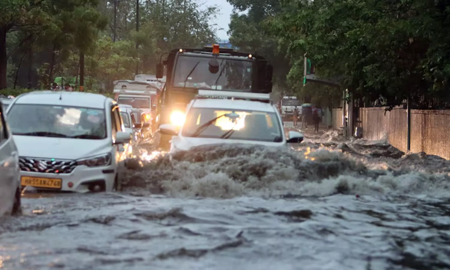 ഡൽഹിയിൽ കനത്ത മഴയിൽ നാലു മരണം, നൂറിലധികം വിമാനങ്ങൾ വൈകും