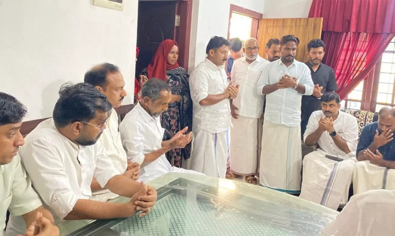 ‘അഷ്റഫ് പാക് അനുകൂല മുദ്രാവാക്യം വിളിച്ചെന്നത് കള്ളപ്രചാരണം’ -മംഗളൂരുവിൽ സംഘ്പരിവാറുകാർ തല്ലിക്കൊന്ന മലയാളിയുടെ വീട് സന്ദർശിച്ച് യൂത്ത് ലീഗ് ദേശീയ നേതൃത്വം