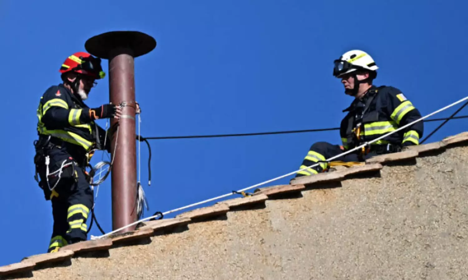 മാർപാപ്പ തെരഞ്ഞെടുപ്പിന് ഒരുക്കം തകൃതി; പുകക്കുഴൽ സ്ഥാപിച്ചു, കോ​ൺ​ക്ലേ​വ് ഏ​ഴു​മു​ത​ൽ