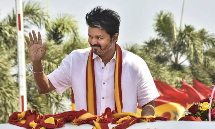 ഹെൽമെറ്റ് ഇല്ലാതെ ഫോളോ ചെയ്യരുത്; ആരാധകരുടെ സുരക്ഷയെക്കുറിച്ച് ആശങ്കയുണ്ടെന്ന് വിജയ്